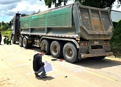 Va chạm với xe đầu kéo, 4 cháu nhỏ đi chung trên 1 xe đạp điện thương vong