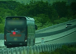 Xe chở 23 khách 'phóng như bay' gần 130 km/h trên cao tốc