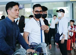 Anh Tài Hồng Sơn lộ diện trẻ trung tại sân bay trước ngày đấu MU
