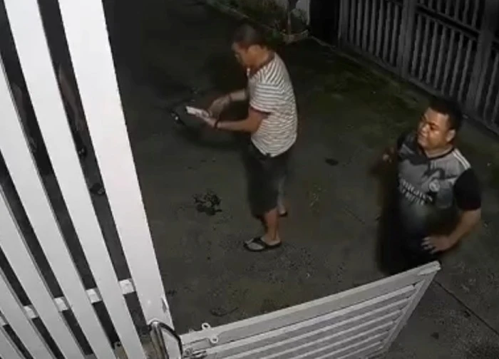 Bắt khẩn cấp người đàn ông kéo sập cửa nhà hàng xóm vì bị nhắc hát karaoke ồn ào