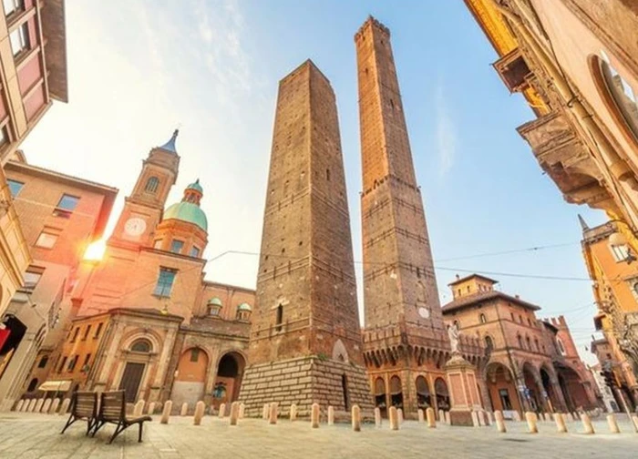 Bologna Thành phố mái vòm cổ kính, nơi ẩm thực và tri thức hòa quyện giữa lòng nước Ý