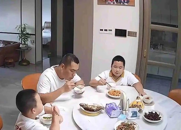Cả nhà bỏ chạy vì động đất, cậu bé vẫn cố ăn vài miếng khiến dân mạng bật cười