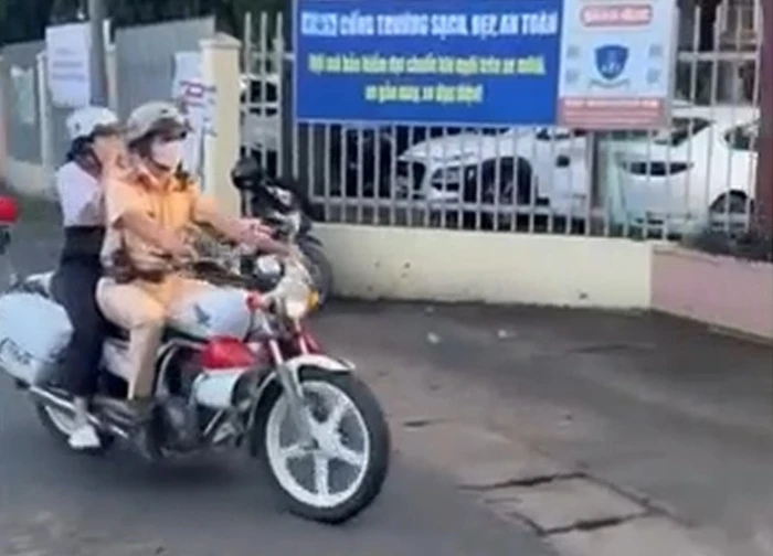 Cầm nhầm thẻ dự thi của bạn, nữ sinh được CSGT Đồng Nai hỗ trợ kịp giờ thi