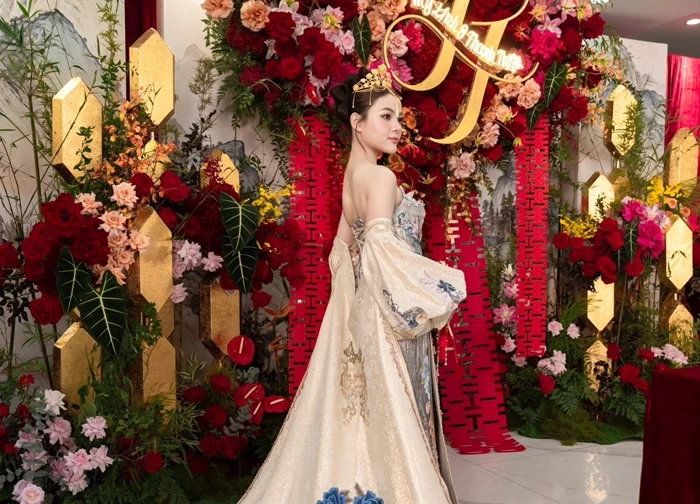 Danh tính cô dâu Sài Gòn xinh đẹp, đội trên đầu vương miệng làm từ 10 cây vàng "gây bão" MXH