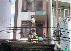 Hình ảnh hàng xóm bắc thang, cứu 4 người trong ngôi nhà đang cháy ở Hà Nội