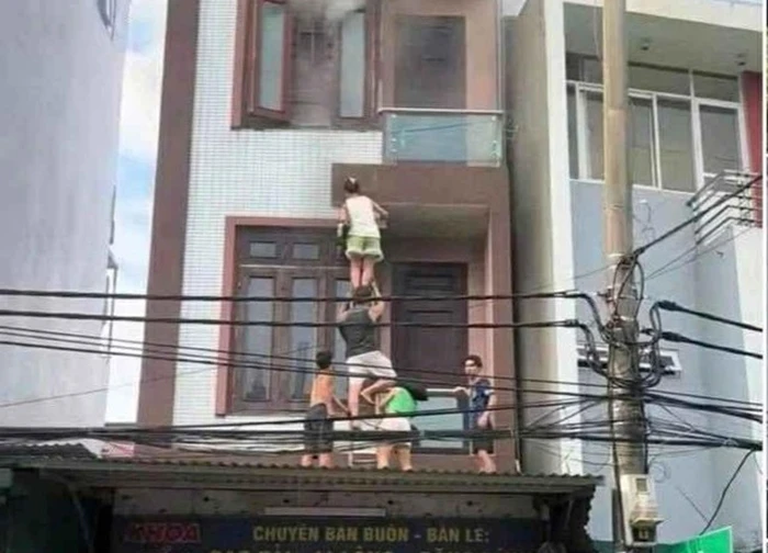 Hình ảnh hàng xóm bắc thang, cứu 4 người trong ngôi nhà đang cháy ở Hà Nội
