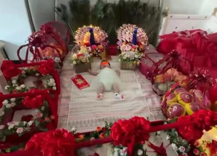 Mẹ trẻ gây tranh cãi vì trang trí tiệc đầy tháng cho con kiểu không giống ai