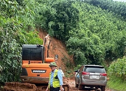 Nhà dân ở thành phố Yên Bái ngập 1m sau mưa lớn