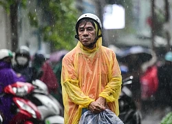 Phụ huynh ở TP.HCM đội mưa lớn đón thí sinh sau buổi thi môn Toán