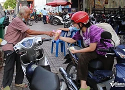 Thấy ông lão U90 ở TPHCM bán bánh bao ế khách, dân mạng rủ nhau mua, tặng lì xì