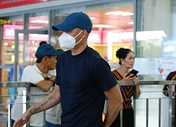 Tóm dính Công Vinh tại sân bay sau nửa năm ở ẩn, bịt khẩu trang kín mít, Thủy Tiên có lộ diện?