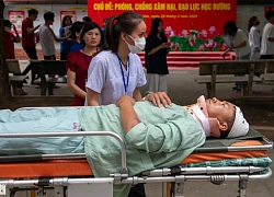 Vượt đau đớn, nam sinh đi thi bằng cáng với ước mơ vào đại học thể thao