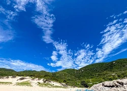 Bãi biển hoang sơ ít người biết ở miền Trung, nước trong xanh nhìn thấy đáy