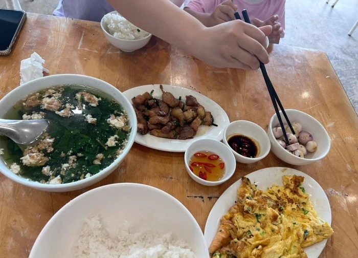 "Bữa cơm bình dân" 400.000 đồng ở Hạ Long gây tranh cãi