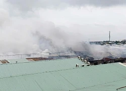 Cháy lớn ở kho chứa hàng, khói gây ngạt khiến nhiều người phải di tản ra xa