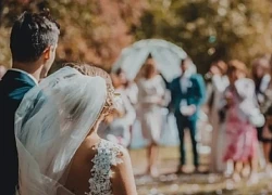 Chú rể bỏ mặc cô dâu, lao vào "khóa môi" tình cũ ngay giữa tiệc cưới