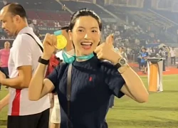 Chu Thanh Huyền mang cả mỹ phẩm đến SVĐ quảng cáo bất chấp lùm xùm, đi ăn cưới HLV của Quang Hải cũng làm "content"