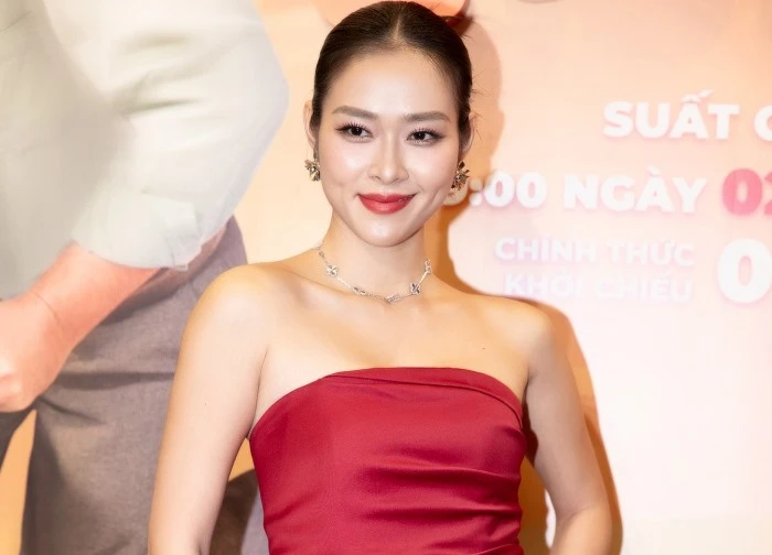 Clip hot: Mỹ nhân Vbiz xách váy trên thảm đỏ mà tưởng đại minh tinh đi catwalk, thần thái này không thi Hoa hậu quá phí