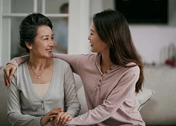 Con gái ngủ một mình một giường mà sáng ra cứ than chật, xem camera mẹ khóc ngất