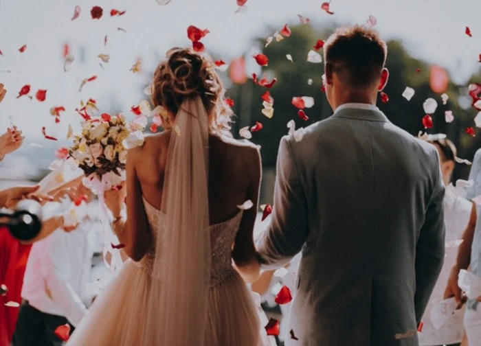 Đi ăn cưới người cũ, đột nhiên chú rể giới thiệu tôi lên sân khấu tuyên bố 1 chuyện đến nằm mơ tôi cũng không tin nổi