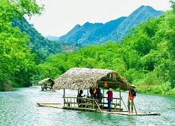 Du khách ngồi bè tre mê mẩn ngắm 'Sa Pa thu nhỏ' ở Thanh Hóa