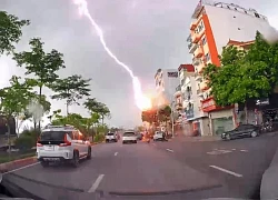 Hà Nội: Sét đánh nhà dân, người đi đường thót tim kể khoảnh khắc tóe lửa
