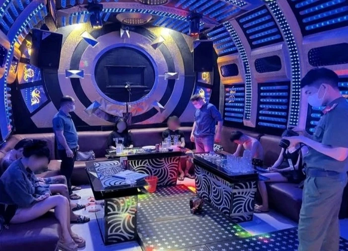 Khởi tố chủ quán karaoke cho nhóm khách thuê phòng VIP "bay lắc"