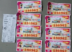 Mang tờ vé số đi đổi giải an ủi, không ngờ trúng độc đắc