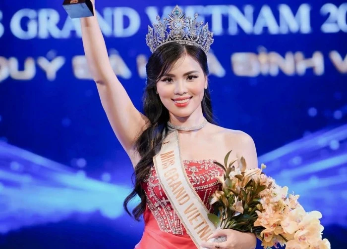 Nữ thạc sĩ vừa đăng quang hoa hậu có chồng là giáo sư trẻ nhất Việt Nam