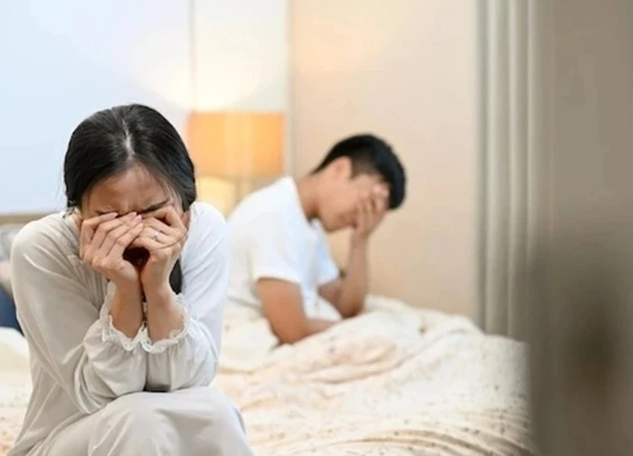 Phát hiện vợ vẫn giữa ảnh nóng với tình cũ trong điện thoại, chồng ám ảnh không dám gần gũi mỗi đêm