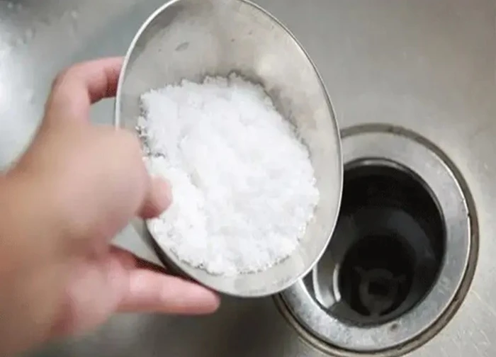 Rắc 1 nắm muối vào nhà tắm, đơn giản mà lợi đủ đường, ai biết trước đã làm từ lâu!