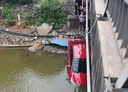 Xe ô tô bất ngờ lao xuống sông khi qua cầu, 4 người may mắn thoát nạn