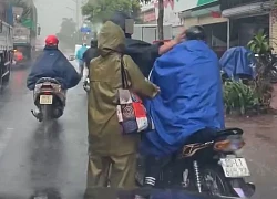 Xôn xao clip nam tài xế xe ôm bị hành hung dưới mưa ở Hà Nội