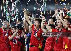 Ảnh nét căng: U23 Việt Nam vui sướng nâng cúp vô địch dưới trời pháo giấy, 1 cầu thủ rước cúp như Messi