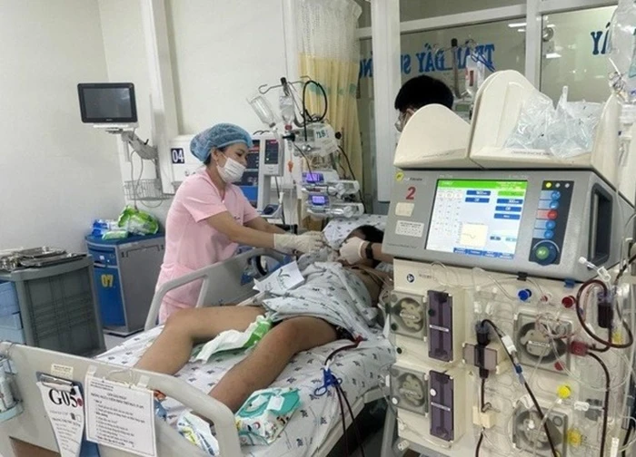 Bé 8 tuổi sốc tim, suy gan, suy thận sau 4 ngày sốt
