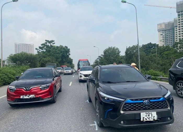 Bốn ô tô va chạm liên hoàn trên đại lộ Thăng Long
