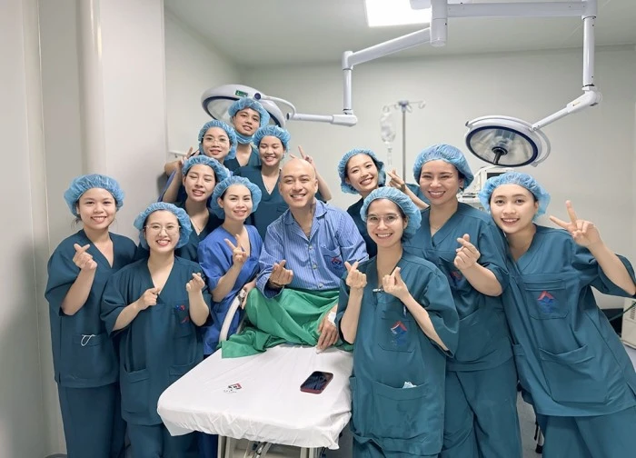 Ca sĩ Tuấn Hưng cười tươi sau ca phẫu thuật, thông báo tạm dừng ca hát