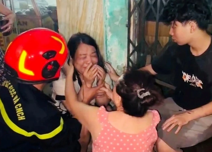 Cháy nhà lúc rạng sáng ở Hải Phòng, 5 người mắc kẹt được cứu