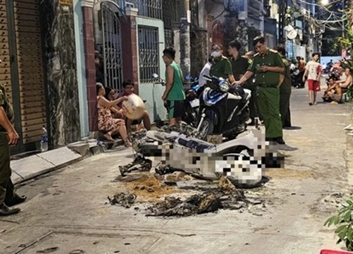 Cháy xe máy điện, nhiều người leo ban công qua nhà hàng xóm thoát thân