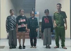 Con gái lặng lẽ rời làng trên chiếc ô tô đen, mẹ hoảng hốt báo công an