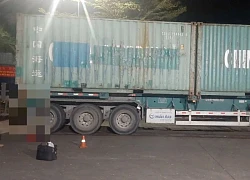 Container lùi xe cán chết bảo vệ đang đi bộ