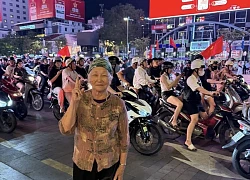 Cụ bà 91 tuổi 'đi bão' mừng đội tuyển U23 Việt Nam vô địch, vui quên lối về