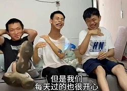 Dân mạng xúc động, tán thưởng 3 chàng trai bại não cùng nhau bán hàng rong