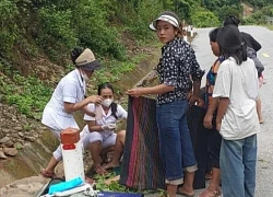 Giây phút nghẹt thở hỗ trợ sản phụ vùng lũ sinh con trên đường