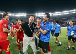 HLV Kim Sang-sik lại viral với khoảnh khắc được cầu thủ U23 Việt Nam tung lên không trung nhưng lại tuột tay... làm rớt thầy