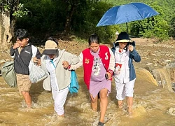 Hỗ trợ sản phụ sinh con bên đường sạt lở