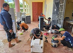 Hơn 100 kỹ thuật viên đổ về vùng lũ Nghệ An, sửa đồ miễn phí giúp bà con