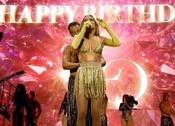 Jennifer Lopez gặp sự cố nhạy cảm khi đi diễn