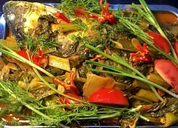 Làm cá chép om dưa có nên rán trước?