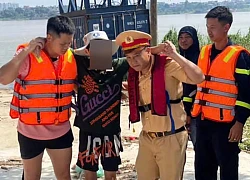 Nam thanh niên nghi nhảy cầu Thăng Long được cứu sống nhờ bám vào phao nổi